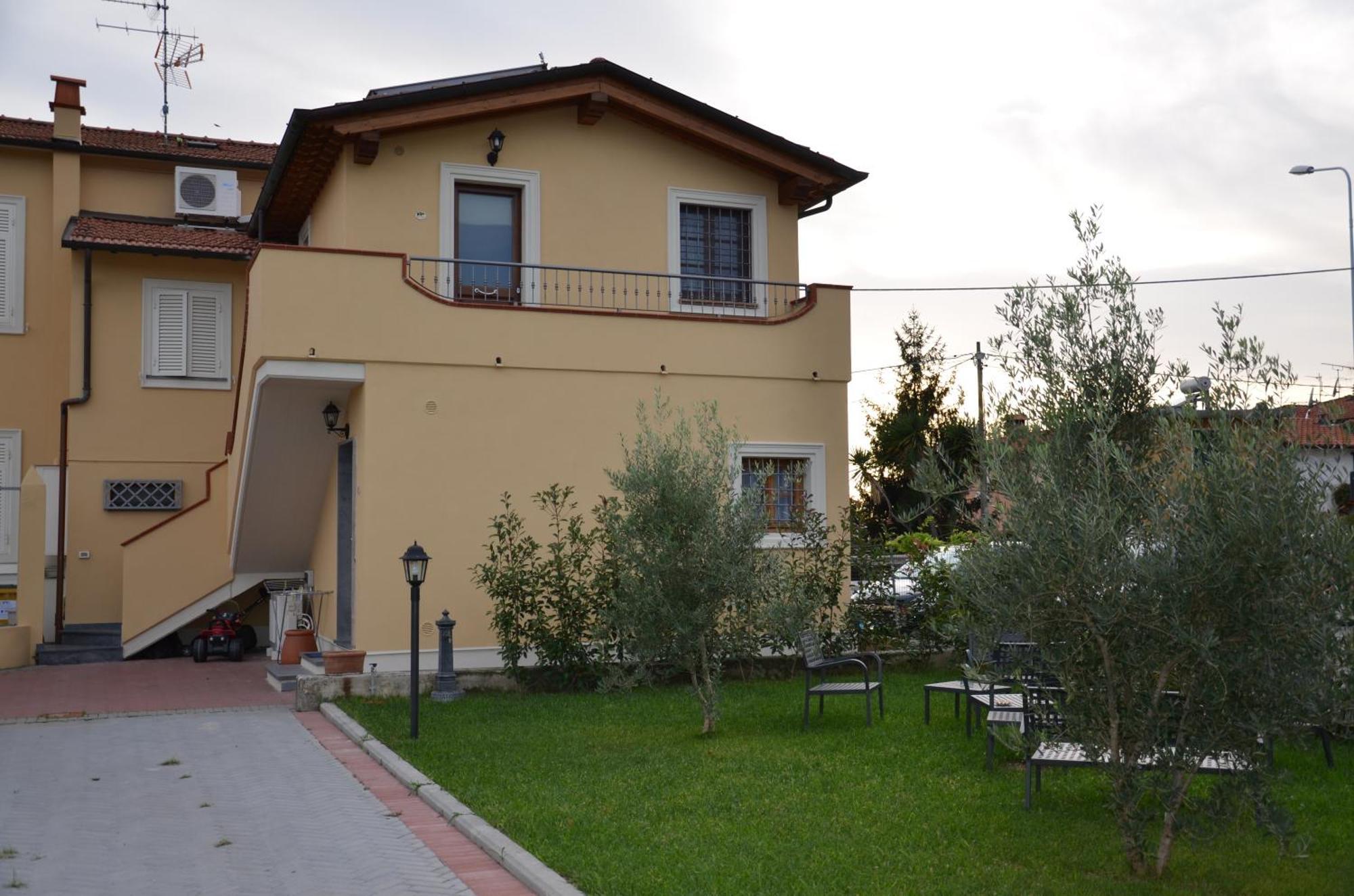 B & B Da Ferro Massarosa Bagian luar foto