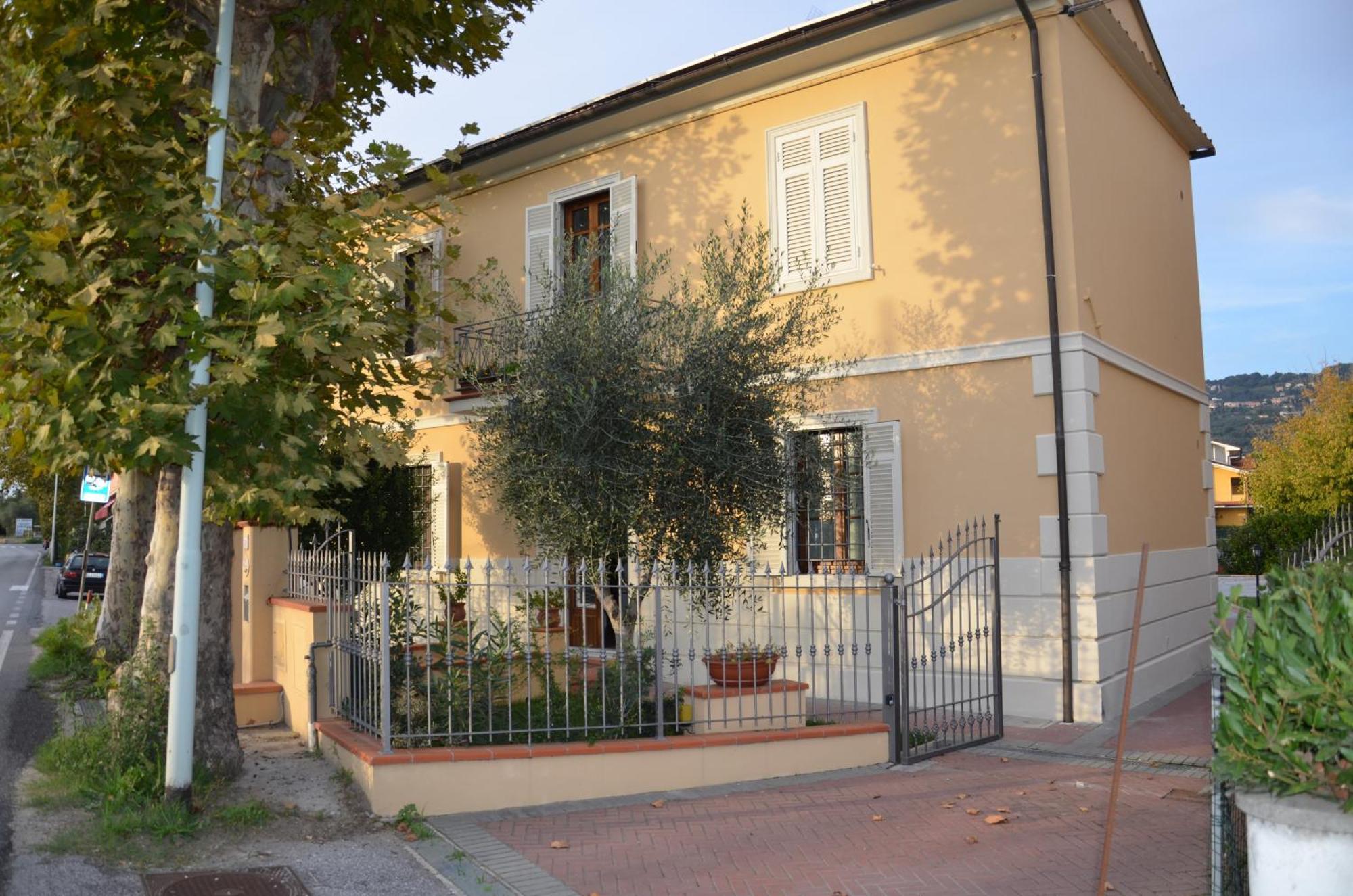 B & B Da Ferro Massarosa Bagian luar foto